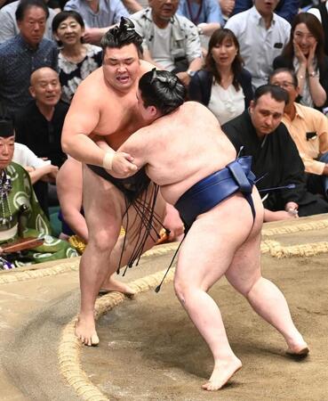 豪ノ山（右）に押し出しで敗れ１敗を喫した霧島（撮影・園田高夫）