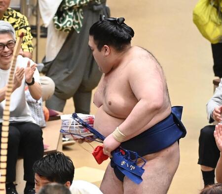 分厚い懸賞金の束を手にする豪ノ山（撮影・園田高夫）