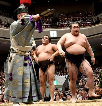 豪ノ山（右）に押し出され、中日に土が付いた霧島（撮影・佐藤厚）