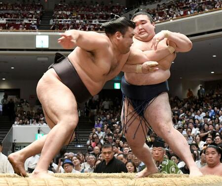 豪ノ山（右）に突進をかわされる霧島（撮影・佐藤厚）