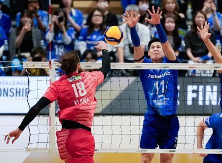 　サントリー-大阪Ｂ　第１セット、ブロックする大阪Ｂ・西田＝横浜アリーナ