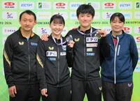 家族で記念撮影する（左から）父・張宇さん、張本美和、張本智和、母・張凌さん＝２４年１月