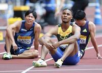 男子４００ｍを走り終え、リザルトを見つめる中島佑気ジョセフ（撮影・伊藤笙子）