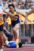 男子１１０ｍハードル、古賀ジェレミー（奥）の転倒に巻き込まれ、８位に終わった泉谷駿介（撮影・伊藤笙子）