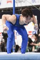 男子個人総合　鉄棒で着地を決め、笑顔の岡慎之助