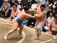 宇良（右）を押し出しで破った翔猿（撮影・園田高夫）