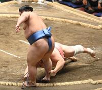 翔猿（左）と宇良が同体となり取り直しに…（撮影・園田高夫）