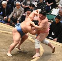 押し出しで翔猿（左）に敗れた宇良（撮影・園田高夫）