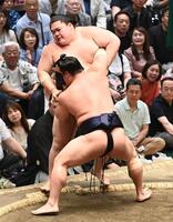 王鵬を寄り切りで破り１敗を守った若貴景（撮影・園田高夫）
