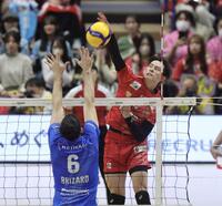 第１セット、スパイクを放つサントリー・高橋藍