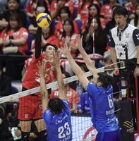 第１セット、スパイクを放つサントリー・高橋藍（撮影・石井剣太郎）