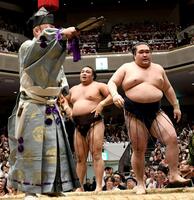 豪ノ山（右）に押し出され、中日に土が付いた霧島（撮影・佐藤厚）