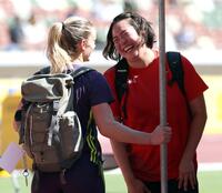 試合後、エリナ・ゼンゴ（左）と談笑する北口榛花（撮影・伊藤笙子）