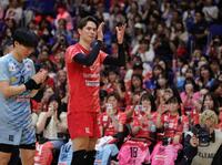 感極まった様子で歓声に応えるサントリー・高橋藍（右）＝撮影・石井剣太郎