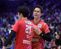 高橋塁（左）と健闘をたたえ合うサントリー・高橋藍（撮影・石井剣太郎）