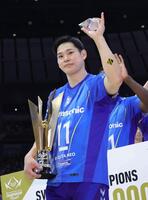 歓声に応える大阪・西田有志（撮影・石井剣太郎）