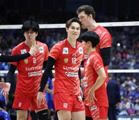 　第５セット、得点を許し顔をゆがめるサントリー・高橋藍（中央）＝撮影・石井剣太郎