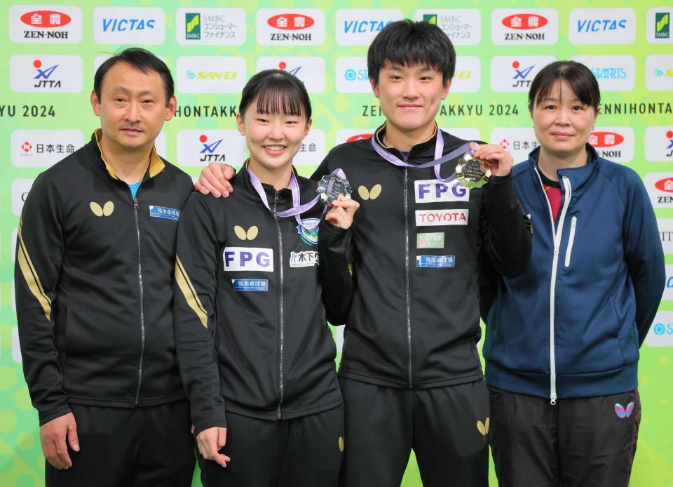 家族で記念撮影する（左から）父・張宇さん、張本美和、張本智和、母・張凌さん＝２４年１月