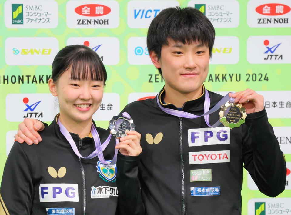 銀メダルを掲げる張本美和（左）と金メダルを掲げる張本智和＝２４年１月