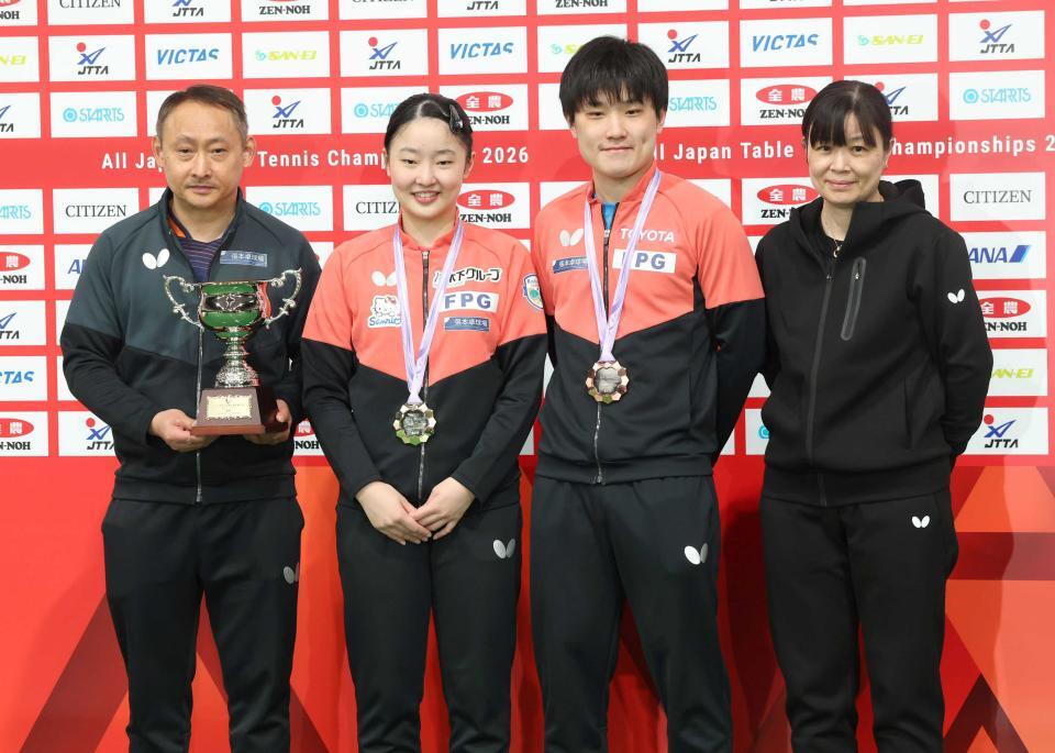 両親と記念撮影する張本智和（中央右）と張本美和（同左）＝１月