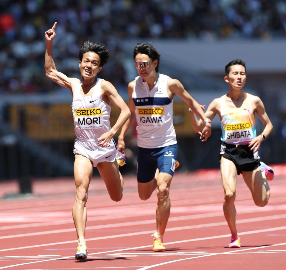 男子３０００ｍで井川龍人（中央）、柴田侑（右）とのデッドヒートを制し、日本新記録で優勝した森凪也（撮影・伊藤笙子）