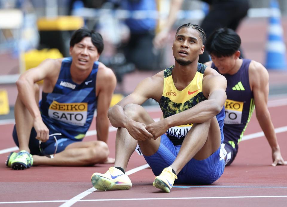 男子４００ｍを走り終え、リザルトを見つめる中島佑気ジョセフ（撮影・伊藤笙子）