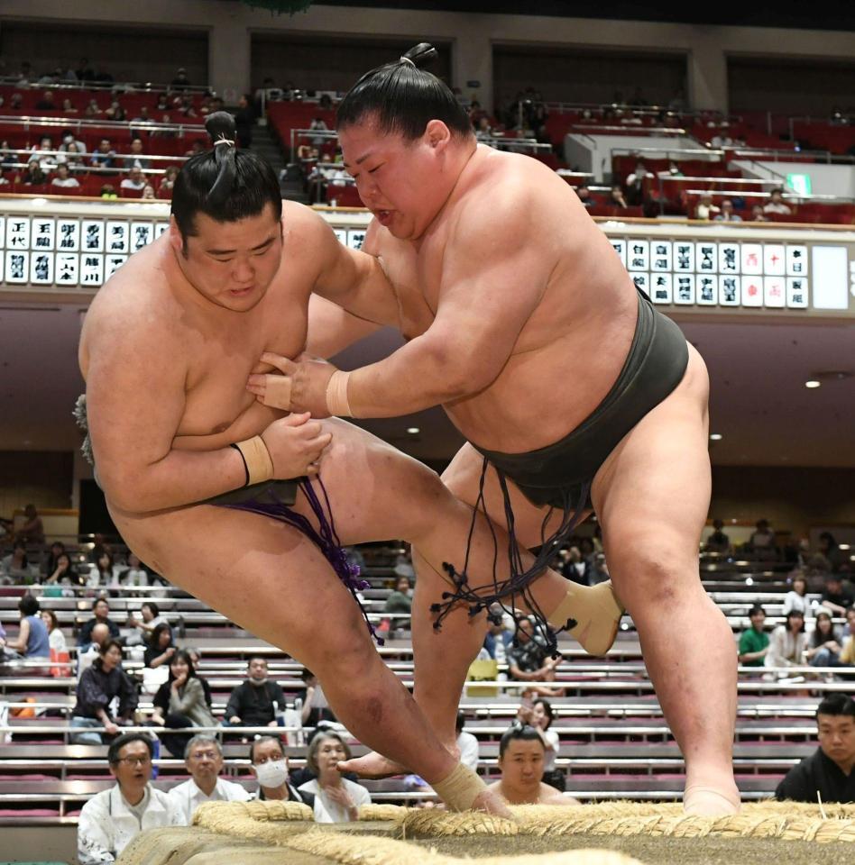 春雷（左）を寄り倒しで破った富士東（撮影・佐藤厚）