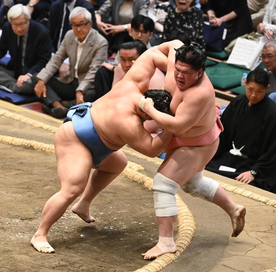 押し出しで翔猿（左）に敗れた宇良（撮影・園田高夫）