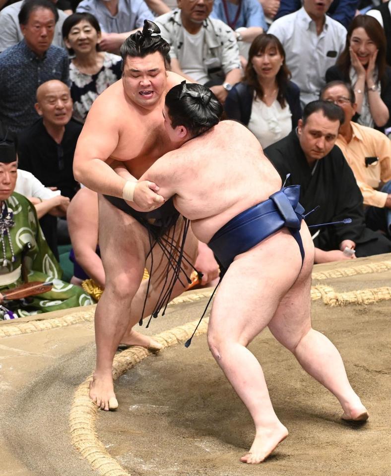 豪ノ山（右）に押し出しで敗れ１敗を喫した霧島（撮影・園田高夫）