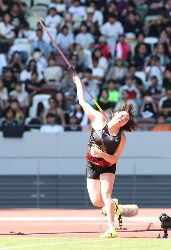 女子やり投げ、４投目を投げる北口榛花（撮影・伊藤笙子）