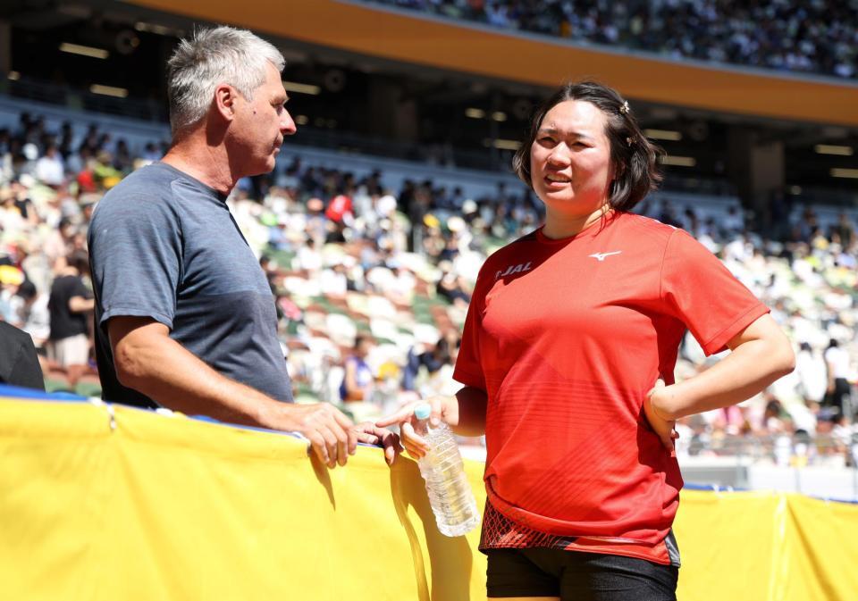 コーチのヤン・ゼレズニー氏（左）と話す北口榛花（撮影・伊藤笙子）