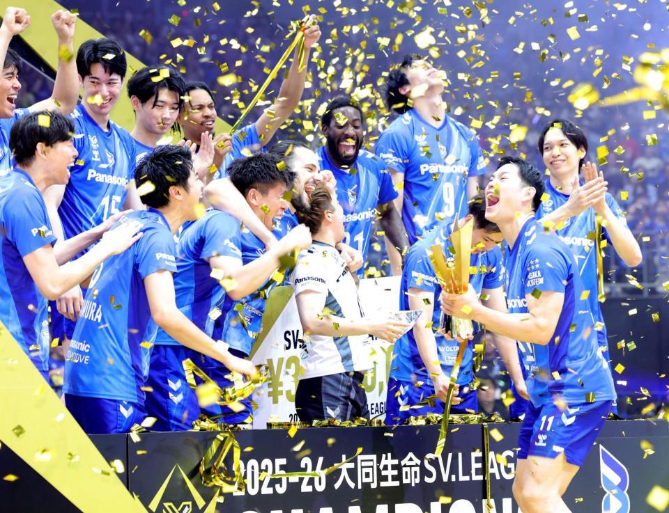 優勝を決め喜ぶ大阪・西田有志（手前右）ら大阪の選手（撮影・石井剣太郎）