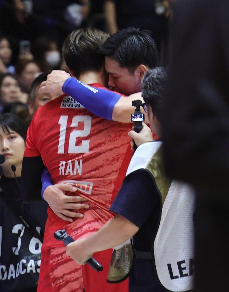 試合後、健闘をたたえ合うサントリー・高橋藍（１２）と大阪・西田有志（撮影・石井剣太郎）