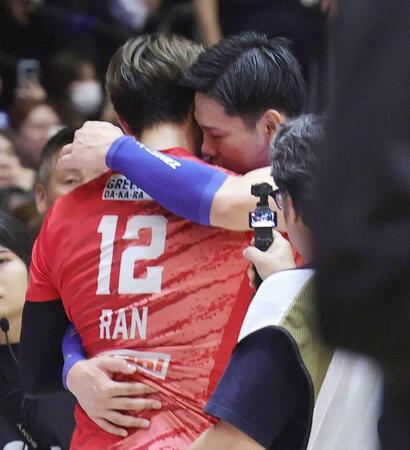 　試合後に西田（右）と抱き合うサントリー・高橋藍