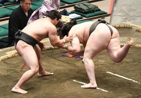 龍葉山（右）を突き落としで破った大森（撮影・佐藤厚）