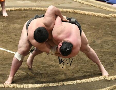 下手投げで不動豊（左）を破り、１９連勝の旭富士（撮影・佐藤厚）