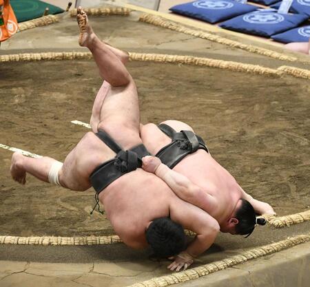 下手投げで不動豊（左）を破り、１９連勝の旭富士（撮影・佐藤厚）