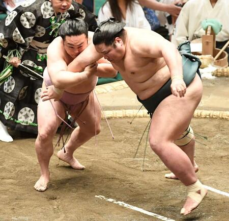 錦木（右）を押し出しで破った炎鵬（撮影・佐藤厚）