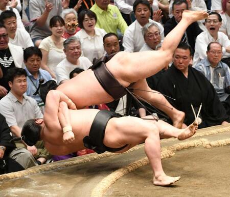 若元春（下）を寄り倒しで下し、１敗を守った霧島（撮影・佐藤厚）