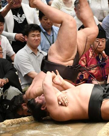 若元春（手前）を寄り倒しで下し、１敗を守った霧島（撮影・佐藤厚）
