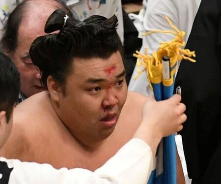 額から流血した霧島（撮影・佐藤厚）