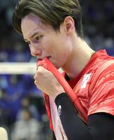 　優勝を逃し、悔しさをにじませるサントリー・高橋藍（撮影・石井剣太郎）