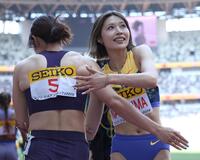 １７日の女子１００ｍハードルを終え、福部真子（左）とハグをする中島ひとみ＝ＭＵＦＧ国立（撮影・伊藤笙子）