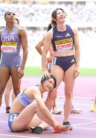 １７日のレース後に健闘をたたえ合う田中佑美（左）と福部真子（撮影・伊藤笙子）