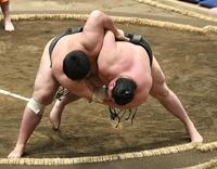 下手投げで不動豊（左）を破り、１９連勝の旭富士（撮影・佐藤厚）
