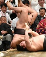 若元春（下）を寄り倒しで下し、１敗を守った霧島（撮影・佐藤厚）