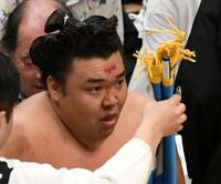 額から流血した霧島（撮影・佐藤厚）