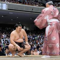 若元春を寄り倒しで下した霧島