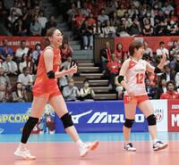 １セット、得点が決まりガッツポーズの石川真佑（左）＝撮影・西岡正