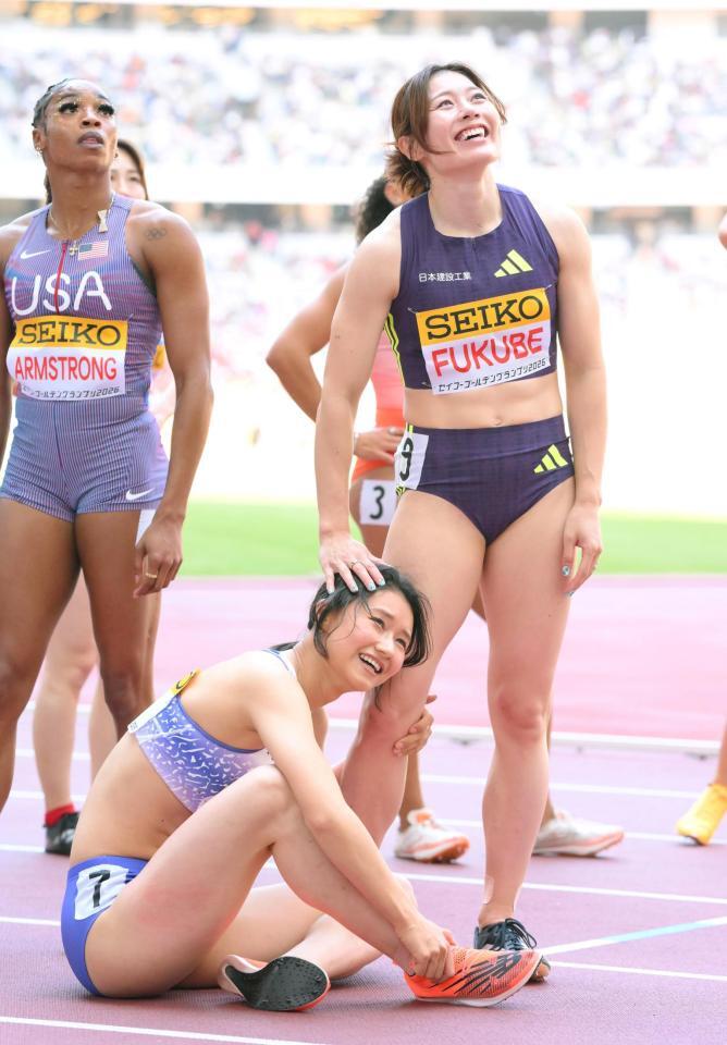 １７日のレース後に健闘をたたえ合う田中佑美（左）と福部真子（撮影・伊藤笙子）